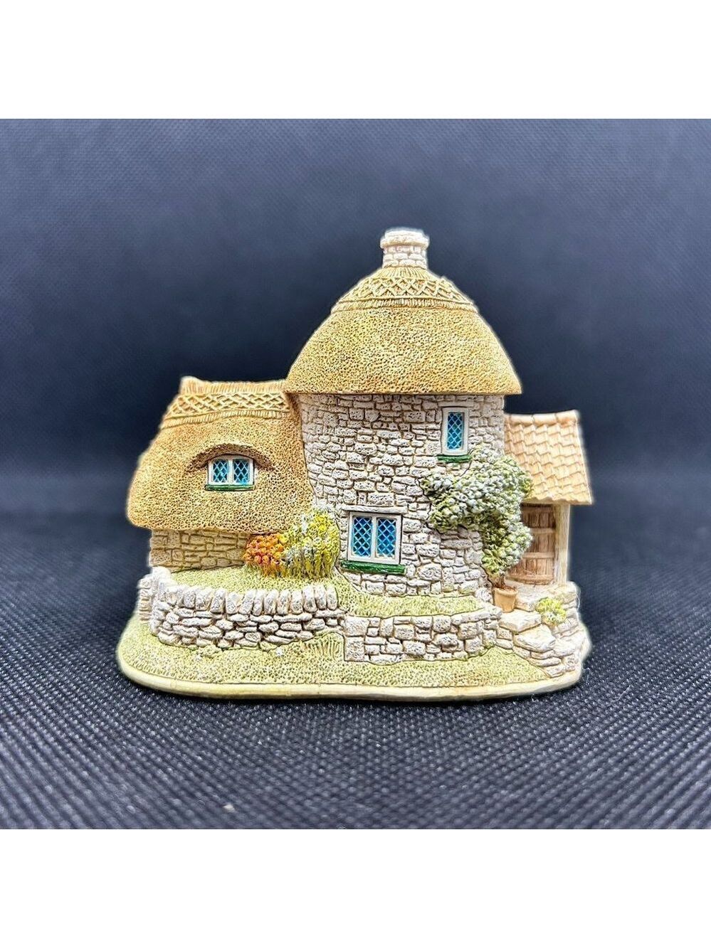 Lilliput Lane “Little Scrumpy” collectible Symbol of Membership 2001/2002